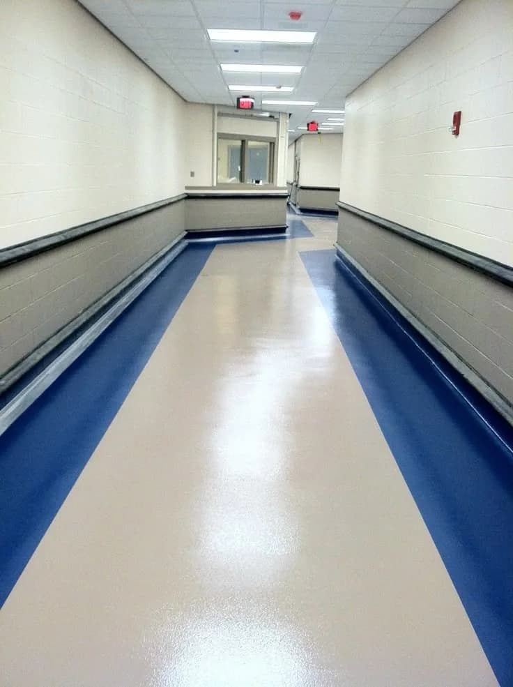 Long clinical corridor with a seamless resin floor