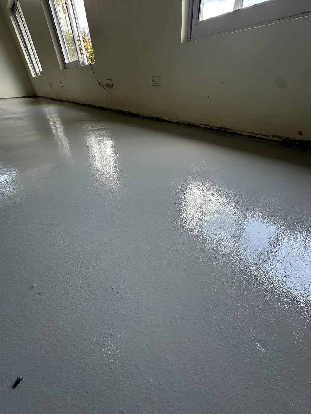 Seamless resin floor running between processing lines