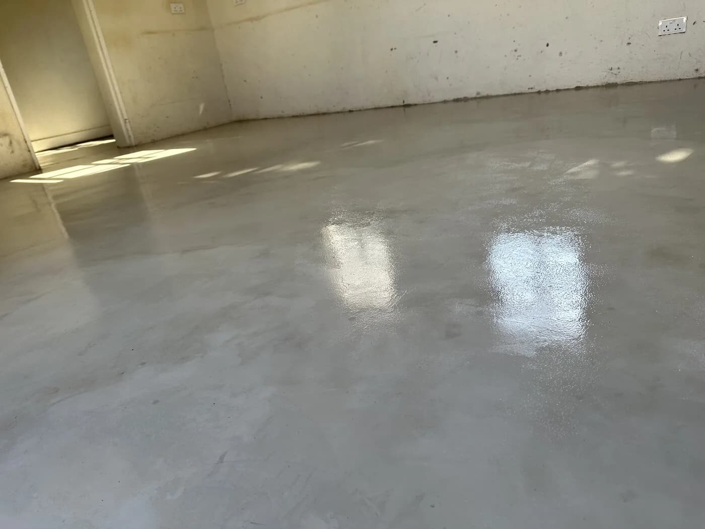 Decorative resin floor with a high-gloss finish