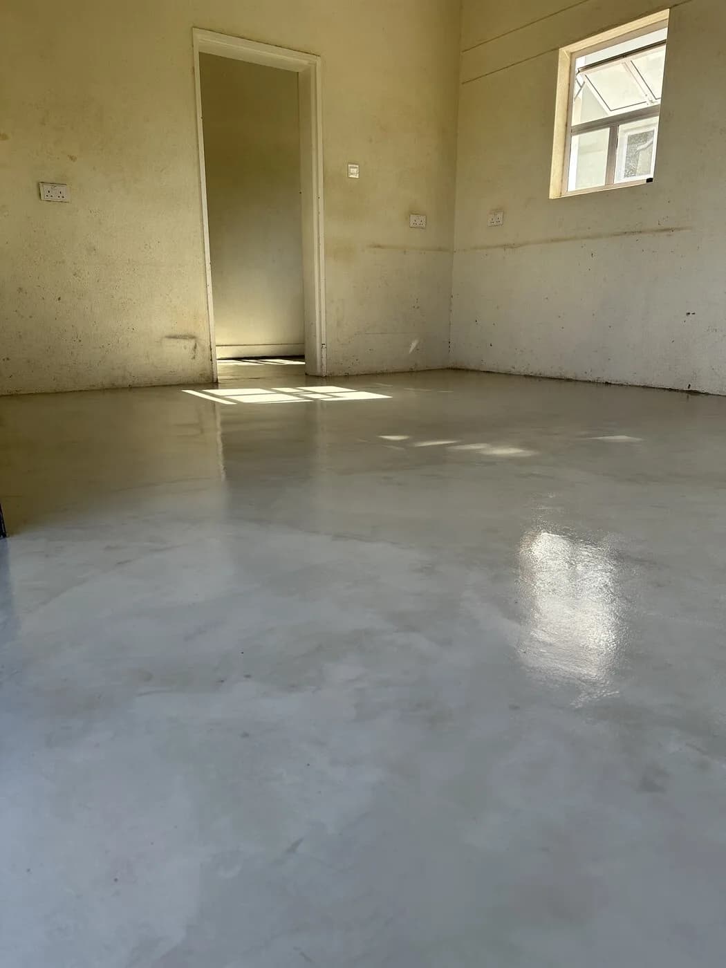 Residential interior with a seamless decorative floor
