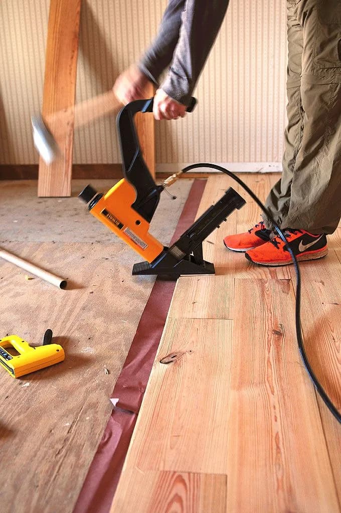 Installer secret-nailing solid hardwood flooring