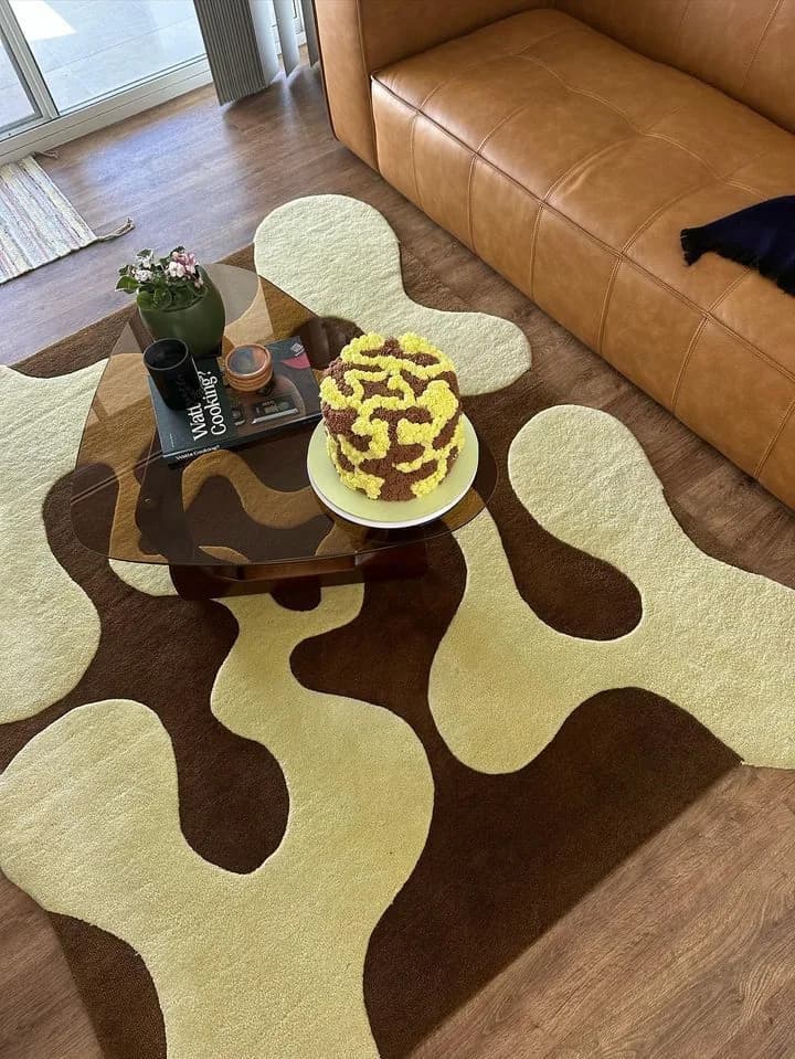 Organic-shaped tufted rug in a modern living room